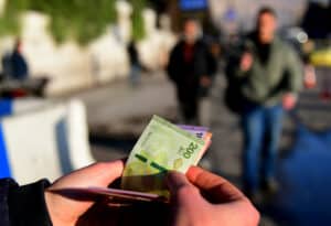 المركزي السوري ينفي إلزام الصرافين بتسليم حوالات بالليرة السورية.