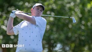 المستشارين في بطولة الجولف المفتوحة يواجهون عقوبة ناقصين لقطعتين لمخالفة قواعد الملعب.