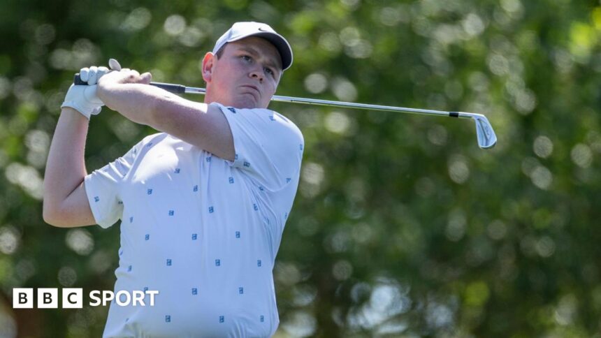 المستشارين في بطولة الجولف المفتوحة يواجهون عقوبة ناقصين لقطعتين لمخالفة قواعد الملعب.