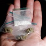 بائع مخدرات شارع الرئيسي يبيع الحشيش لمصور مخفي لـ un-news.org.