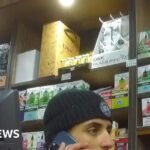 بائع مخدرات يتعرض للإشارة في سوق صغير بالشارع الرئيسي من قبل بي بي سي.