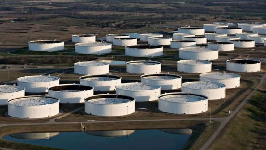 تراجع مخزونات النفط الأمريكي 1.79 مليون برميل، وفق بيانات رسمية.