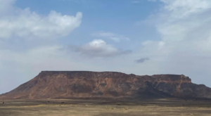 جبل طمية وجهة سياحية تنعش تضاريس القصيم بنمطها السياحي الفريد