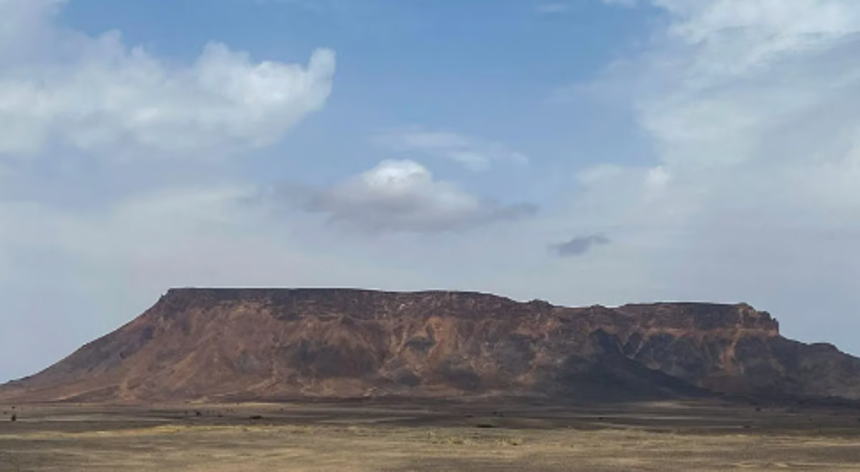 جبل طمية وجهة سياحية تنعش تضاريس القصيم بنمطها السياحي الفريد
