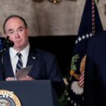 رئيس البحرية الأمريكية يغادر منصبه فورًا وفقًا للبيت الابيض