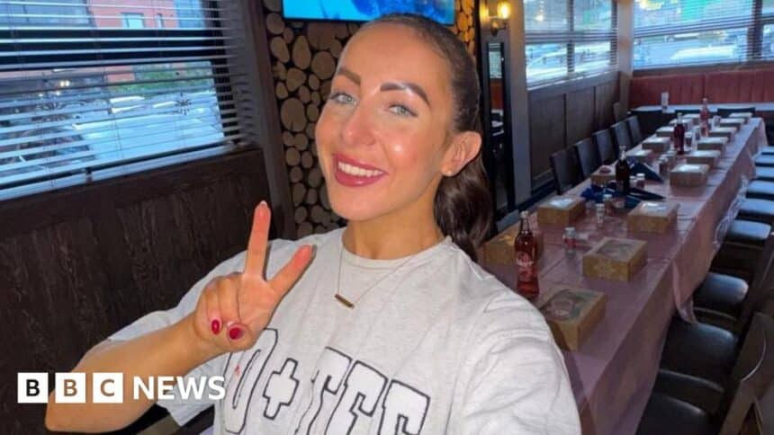 شباب العشرينات يوازنون بين ثلاث وظائف لمواجهة متطلبات الحياة.