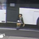 صبي محتجز يلوح من أسفل حافلة في تحرك في أستراليا | UN News