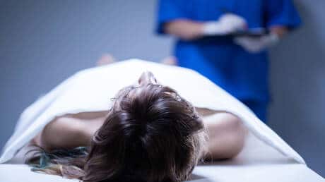 عاجل: هاتف فنان أمريكي يكشف أسرار صادمة حول اتهامات اعتداء وقتل قاصر.