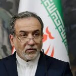 عراقجي يلتقي وزير الخارجية وقائد الجيش الباكستاني بشأن تطورات وقف إطلاق النار.