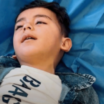 عملية جراحية معقدة تنقذ طفل في غزة من إعاقة دائمة رغم انهيار الصحة.