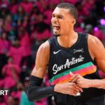 فيتور ويمبانياما يفوز بميدالية أفضل لاعب دفاعي في NBA كفائز متوافق للمرة الأولى.