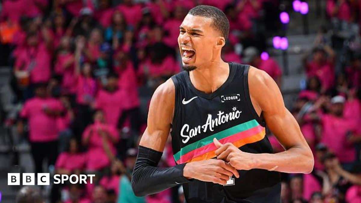 فيتور ويمبانياما يفوز بميدالية أفضل لاعب دفاعي في NBA كفائز متوافق للمرة الأولى.