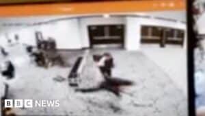 فيديو يظهر اعتقال المشتبه به في وليمة المراسلين بالقرب من نقطته الأمنية.