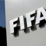 «فيفا» تقر عقوبة الطرد للاعبيين لتغطية أفواههم في المباريات مع الخصوم.