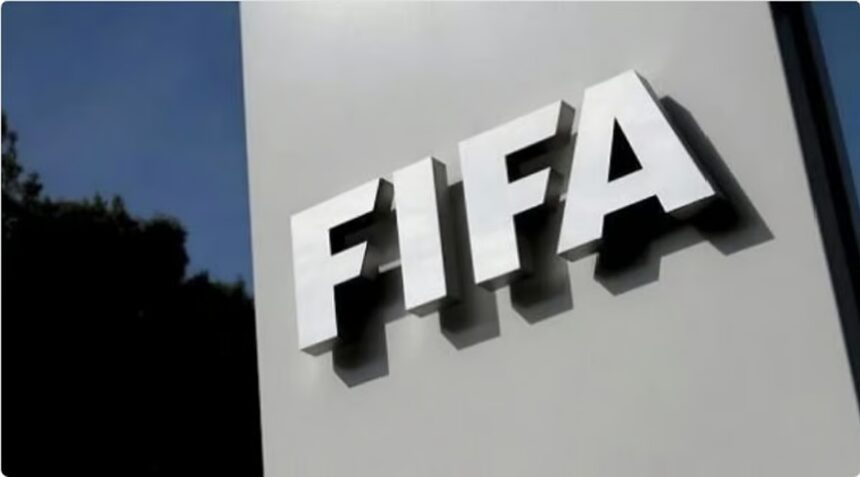 «فيفا» تقر عقوبة الطرد للاعبيين لتغطية أفواههم في المباريات مع الخصوم.