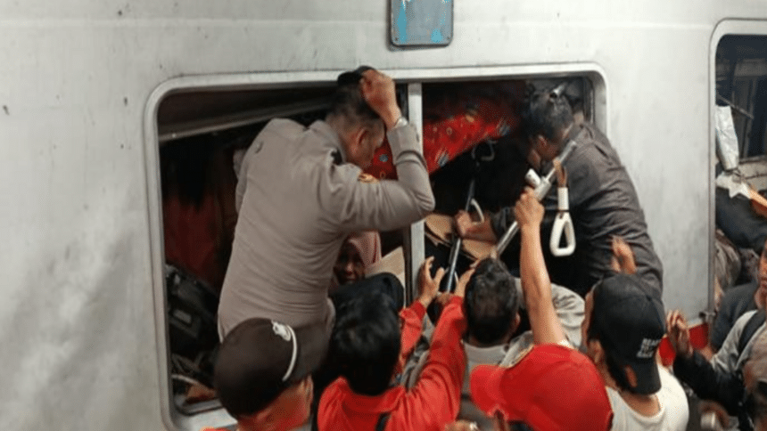 قتل على الأقل أربعة في تصادم قطار في إندونيسيا وإصابة العشرات
