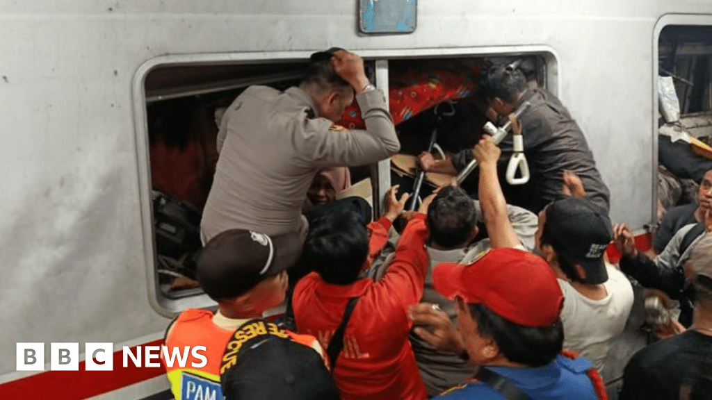 قتل على الأقل أربعة في تصادم قطار في إندونيسيا وإصابة العشرات