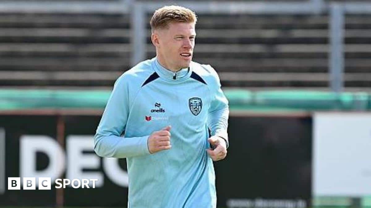 لاعب ديري سيتي جيمس مكنيل يبحث عن جراحة للورك للإنقاذ من المشكلات الإكلينيكية.