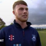 محتوى مذهل: لاعب الكريكيت يحقق حذاءًا مزدوجاً ويأخذ 6 رحلات في 6 كرات.