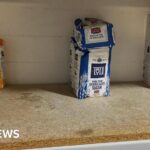 مخزونات الخبز في بنك الطعام على أعتاب النضوب بسبب ارتفاع أعداد المستفيدين.