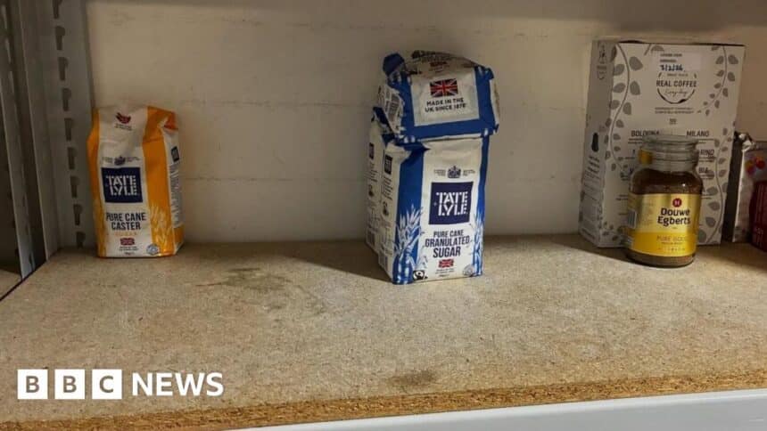 مخزونات الخبز في بنك الطعام على أعتاب النضوب بسبب ارتفاع أعداد المستفيدين.