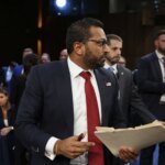 مدير إف بي آي يقاضي "ذي أتلانتيك" بتهمة التشهير، يطالب بـ250 مليون دولار تعويض.