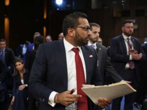 مدير إف بي آي يقاضي "ذي أتلانتيك" بتهمة التشهير، يطالب بـ250 مليون دولار تعويض.