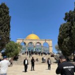 مستوطنون يؤدون طقوسا ويرفعون العلم الإسرائيلي بالأقصى | أخبار مباشرة