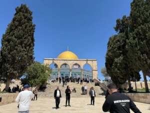 مستوطنون يؤدون طقوسا ويرفعون العلم الإسرائيلي بالأقصى | أخبار مباشرة