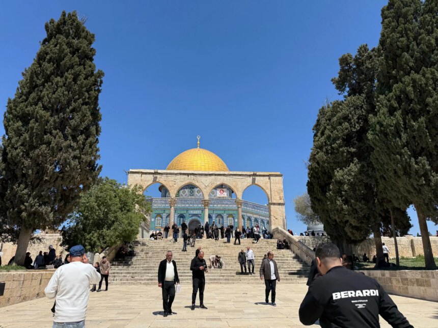 مستوطنون يؤدون طقوسا ويرفعون العلم الإسرائيلي بالأقصى | أخبار مباشرة