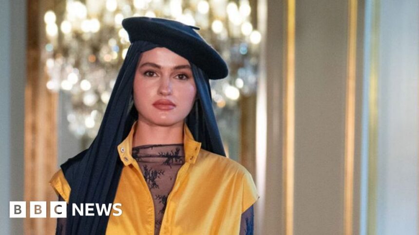 معتمدون يعرضون فساتين زهرية وملابس شارع مستوحاة من الحجاب في باريس