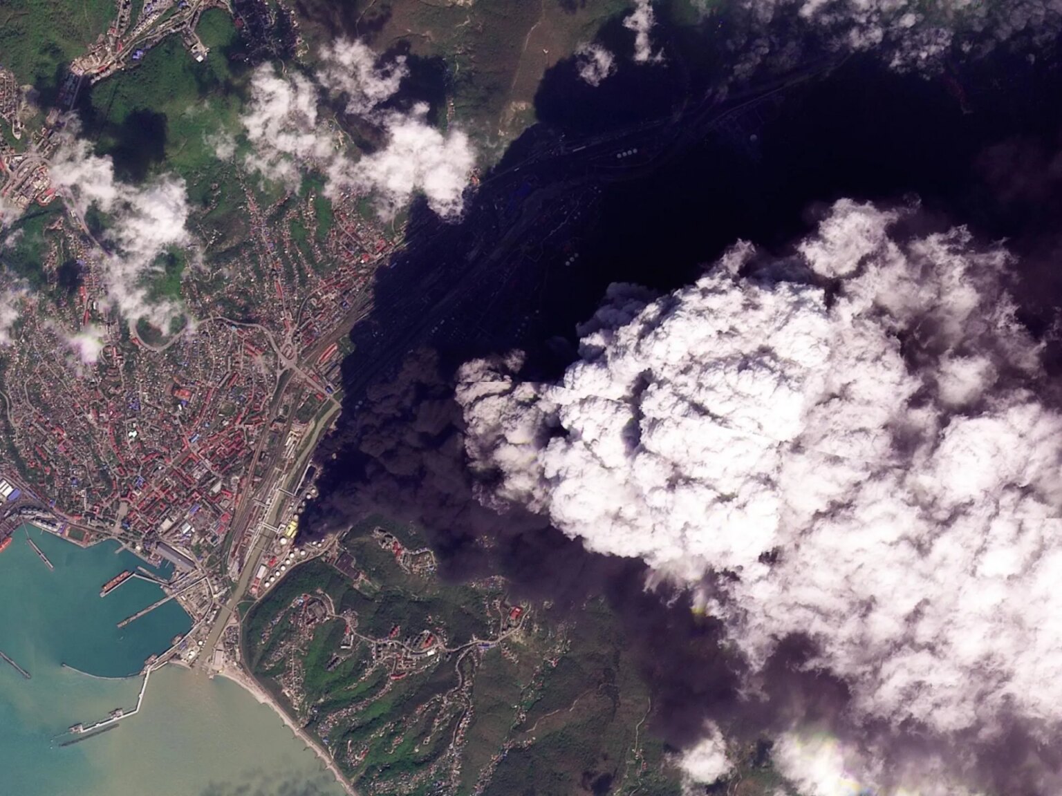 هجمات أوكرانية مباشرة تضرب قطاع الطاقة الروسي وصور فضائية تثبت ذلك