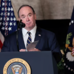 وزير البحرية الأمريكية "جون سي. فيلان" يغادر منصبه.