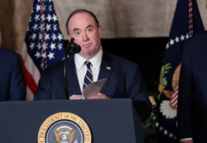 وزير البحرية الأمريكية "جون سي. فيلان" يغادر منصبه.