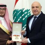 الرئيس اللبناني يقلد السفير السعودي وسام الأرز ضمن زيارة وداعية.