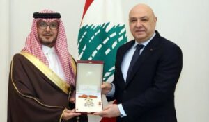 الرئيس اللبناني يقلد السفير السعودي وسام الأرز ضمن زيارة وداعية.