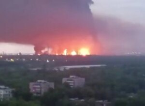الصور الفضاءية تكشف تدمير 10 خزانات نفطية روسية داخل روسيا | أخبار UkrNews