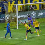الهلال يخطف التعادل ويؤجل تتويج النصر بلقب دوري روشن.