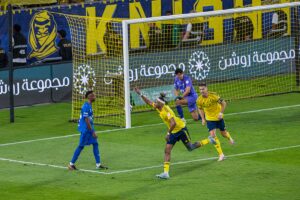 الهلال يخطف التعادل ويؤجل تتويج النصر بلقب دوري روشن.