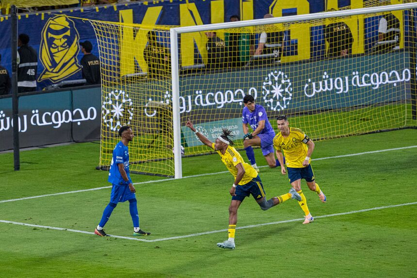 الهلال يخطف التعادل ويؤجل تتويج النصر بلقب دوري روشن.