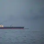 عاجل: إصابة ناقلة شمال الفجيرة.. وتدخل أمريكي بحرس هرمز.