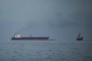 عاجل: إصابة ناقلة شمال الفجيرة.. وتدخل أمريكي بحرس هرمز.